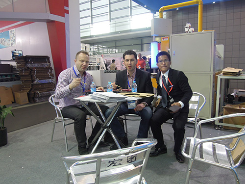 感謝現(xiàn)場購買單片釘箱機的印度客戶