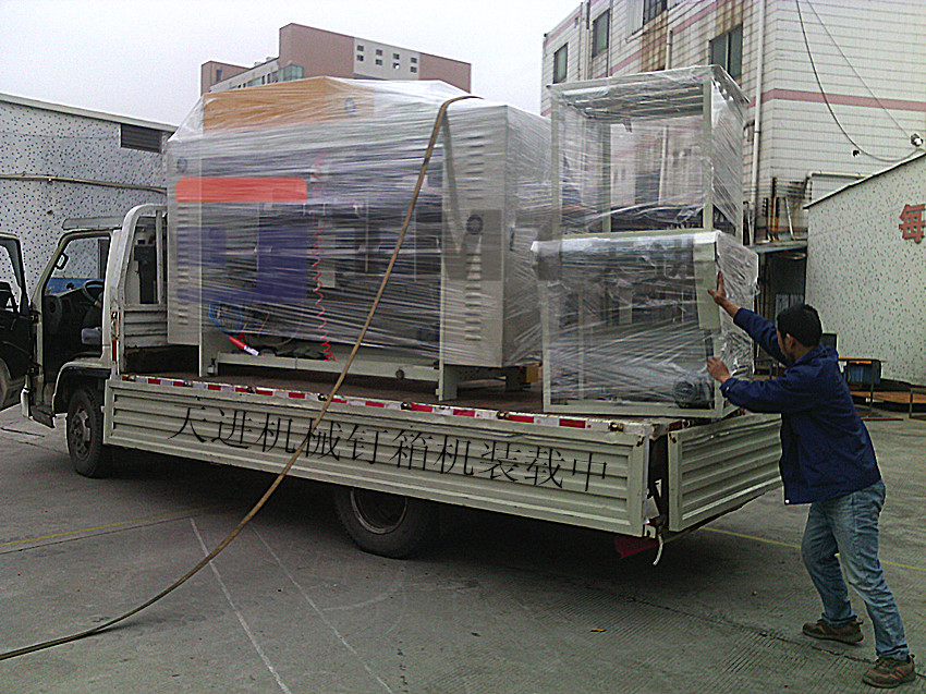 天進(jìn)供應(yīng)半自動釘箱機(jī)裝載中